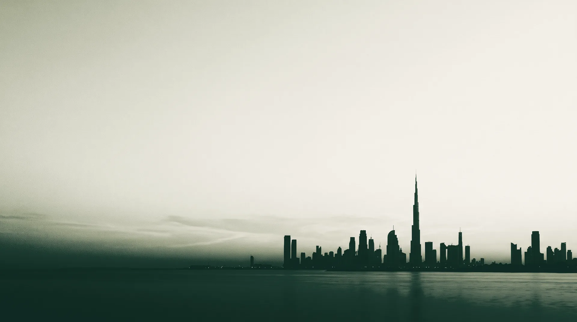 Skyline de Dubái al anochecer visto sobre el agua